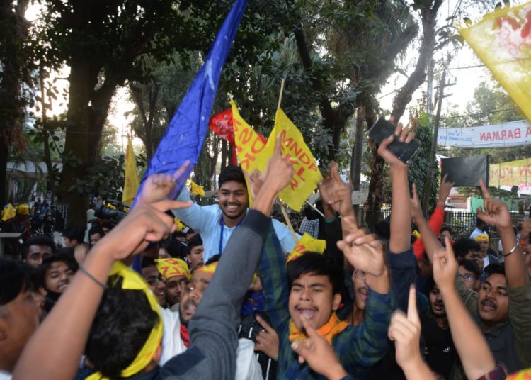কটনৰ ছাত্ৰ একতা সভা ছাত্ৰ মুক্তি দখলত, আছু-ছাত্ৰ পৰিষদ বৃহৎ পৰাজয় 1 কটনৰ ছাত্ৰ একতা সভা ছাত্ৰ মুক্তি দখলত, আছু-ছাত্ৰ পৰিষদ বৃহৎ পৰাজয়