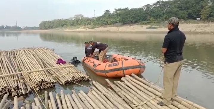 ২ বছৰীয়া কন্যা সন্তানটিৰ সৈতে বৰাক নদীত জপিয়ালে এগৰাকী মহিলাঃ বৰ্তমান পৰ্যন্ত নিৰুদ্দেশ 1 ২ বছৰীয়া কন্যা সন্তানটিৰ সৈতে বৰাক নদীত জপিয়ালে এগৰাকী মহিলাঃ বৰ্তমান পৰ্যন্ত নিৰুদ্দেশ