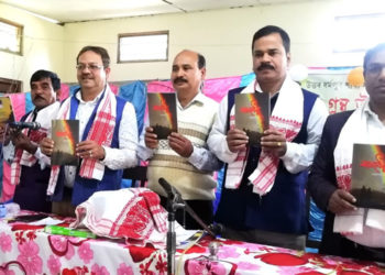 কবি–অনাতাঁৰ শিল্পী সুৰেন্দ্ৰনাথ দাসৰ কাব্যপুথি ‘ৰামধেনু’ উন্মোচন