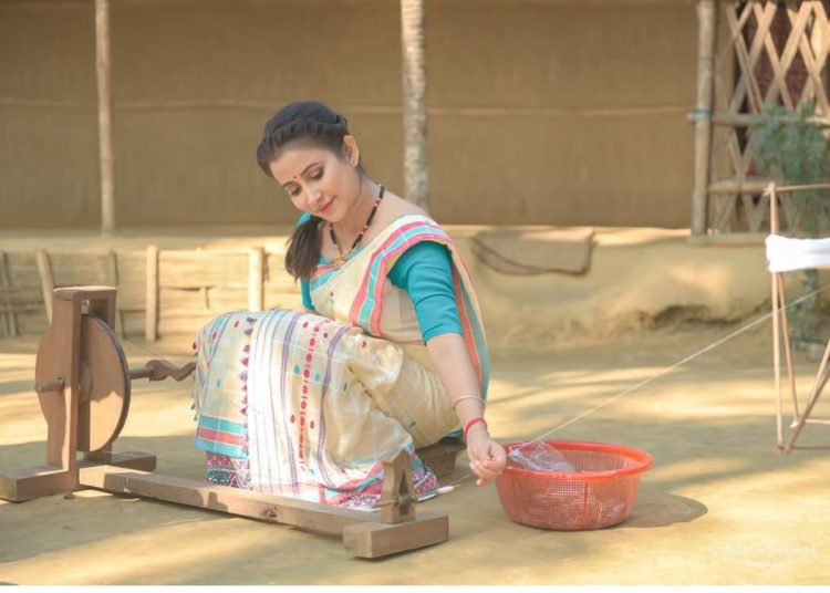 গাঁৱৰ পৰিৱেশৰ সৈতে একাত্ম হৈ পৰিছে বৰ্ষাৰাণী বিষয়াঃ 1 গাঁৱৰ পৰিৱেশৰ সৈতে একাত্ম হৈ পৰিছে বৰ্ষাৰাণী বিষয়াঃ