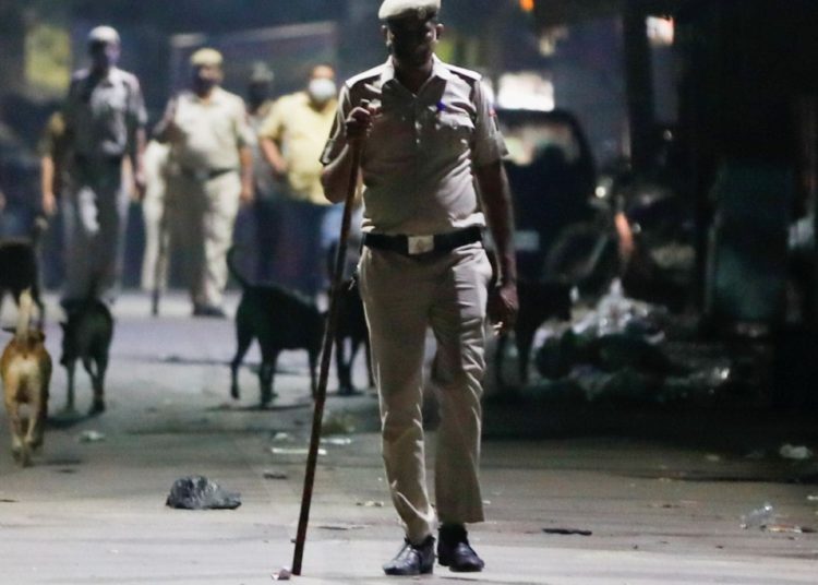 ‘ভাই’ বুলি নামাতাৰ চূড়ান্ত ‘শাস্তি’, যুৱকক মাৰধৰ কৰি খাবলৈ বাধ্য কৰোৱা হ’ল ৰাস্তাত পৰি থকা বিস্কুট