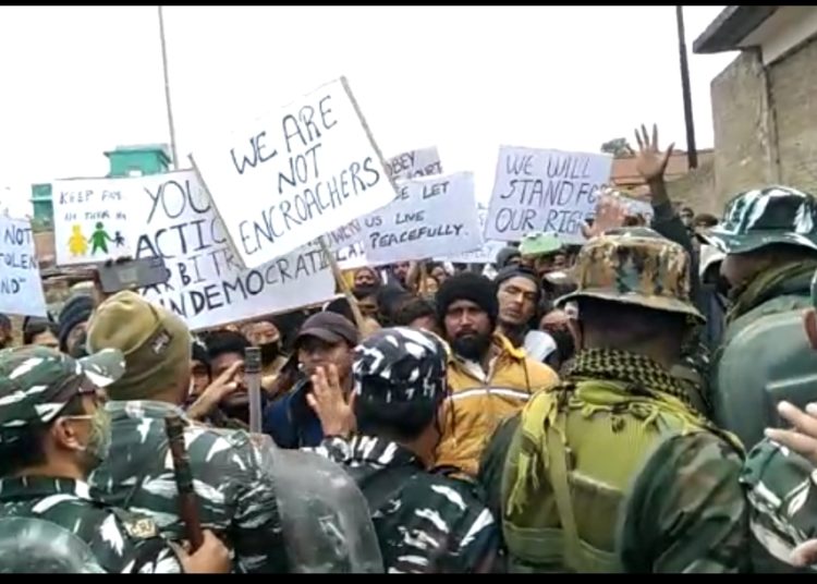 লাহৰিজান বালিজান খান বস্তিত প্ৰশাসনৰ উচ্ছেদৰ অভিযানত উত্তপ্ত পৰিস্থিতি