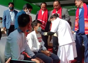 কাৰ্বি আংলঙত ১৫-১৮ বছৰৰ ছাত্ৰ-ছাত্ৰীৰ মাজত কৰ’না ভেকচিন শুভাৰম্ভ
