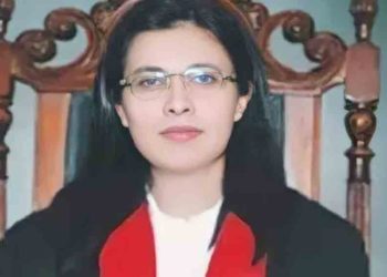 পাক ছুপ্রিম কোর্টৰ প্রথম মহিলা ন্যায়াধীশ হোৱাৰ দিশে আয়েচা মালিক