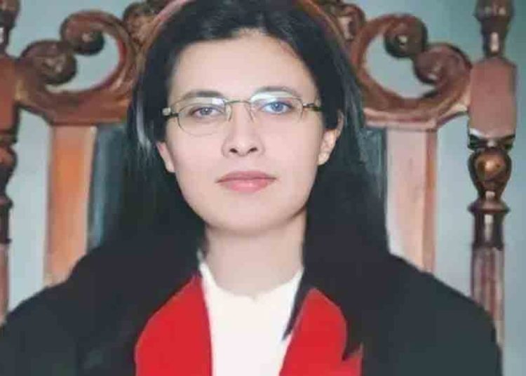 পাক ছুপ্রিম কোর্টৰ প্রথম মহিলা ন্যায়াধীশ হোৱাৰ দিশে আয়েচা মালিক