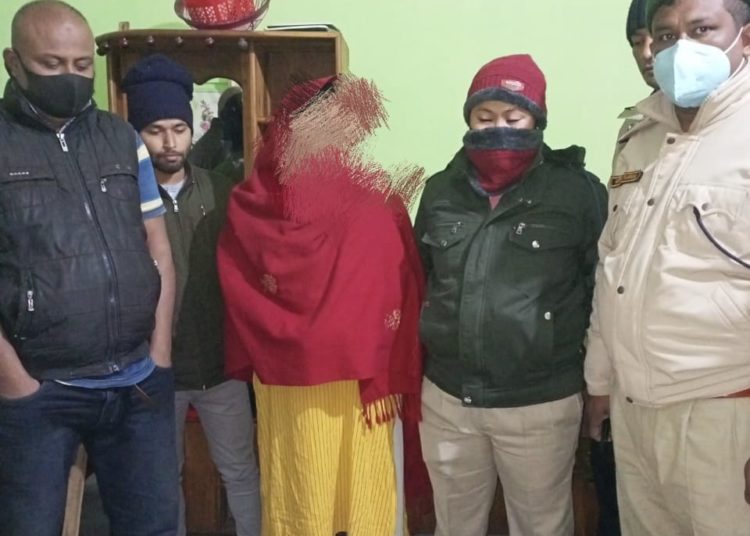 খটখটীত নিষিদ্ধ ড্ৰাগছ সহ মহিলা আটক 1 খটখটীত নিষিদ্ধ ড্ৰাগছ সহ মহিলা আটক