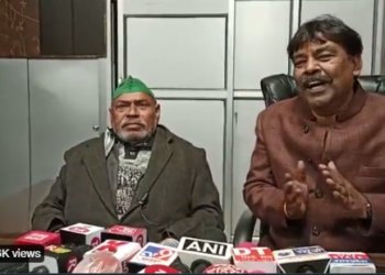 উত্তৰ প্ৰদেশৰ বিজেপি বিধায়কক মঞ্চতে চৰিয়ালে বৃদ্ধ কৃষকে!