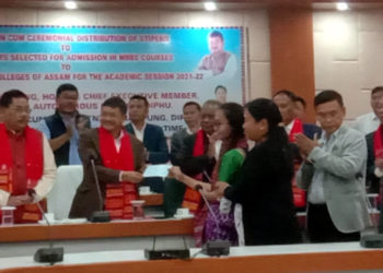 মেডিকেল প্ৰৱেশ পৰীক্ষাত উত্তীৰ্ণ ছাত্ৰ-ছাত্ৰীক তুলিৰাম ৰংহাঙৰ এককালীন সাহায্য প্ৰদান