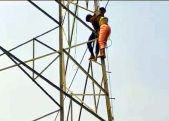 ডবকাত ON কেমেৰাত আত্মহত্যাৰ চেষ্টা যুৱকৰ