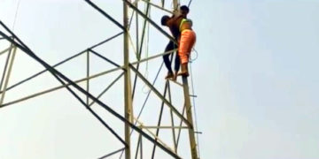ডবকাত ON কেমেৰাত আত্মহত্যাৰ চেষ্টা যুৱকৰ