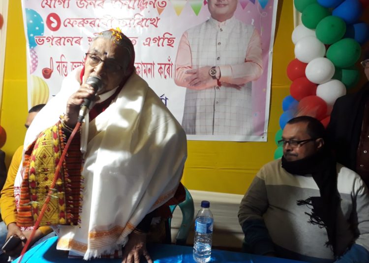 পুত্ৰৰ মংগল কামনাৰে বন্তি প্ৰজ্বলন মুখ্যমন্ত্ৰীৰ মাতৃ মৃণালিনা দেৱীৰঃ