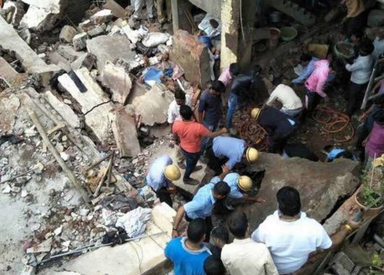টোপনিতে ভাঙি পৰিল নির্মীয়মাণ মলৰ ছাদ, মৃত্যু ৬ শ্রমিকৰ 1 টোপনিতে ভাঙি পৰিল নির্মীয়মাণ মলৰ ছাদ, মৃত্যু ৬ শ্রমিকৰ
