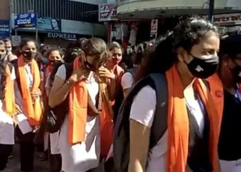 হিজাবৰ প্ৰত্যুত্তৰ! এইবাৰ গেৰুৱা স্কার্ফ পিন্ধি কলেজত প্ৰৱেশ ছাত্ৰী, মুখত ‘জয় শ্রীৰাম’ ধ্বনি