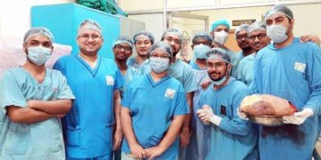 স্তনত ১০.২৮ কেজিৰ বিৰল টিউমাৰৰ সফল অস্ত্রোপচাৰ