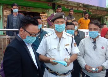 ডিফু প্ৰেছ ক্লাৱৰ উদ্যোগত মাস্ক, ছেনিটাইজাৰ বিতৰণ