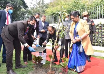 কইনাধৰাত বৃক্ষৰোপন কৰি তেজপুৰলৈ ৰাওনা ৰাষ্ট্ৰপতি