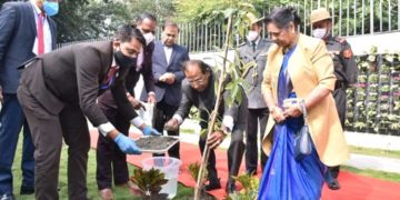 কইনাধৰাত বৃক্ষৰোপন কৰি তেজপুৰলৈ ৰাওনা ৰাষ্ট্ৰপতি