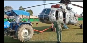 ৰাষ্ট্ৰপতি নিৰাপত্তাত নিয়োজিত হেলিকপ্টাৰ বোকাখাতত টেক্টৰে টানি উদ্ধাৰৰ চেষ্টা