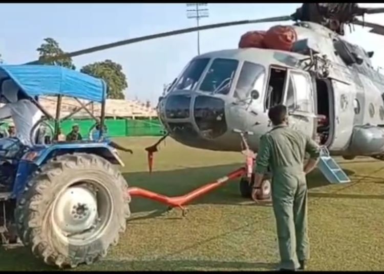 ৰাষ্ট্ৰপতি নিৰাপত্তাত নিয়োজিত হেলিকপ্টাৰ বোকাখাতত টেক্টৰে টানি উদ্ধাৰৰ চেষ্টা