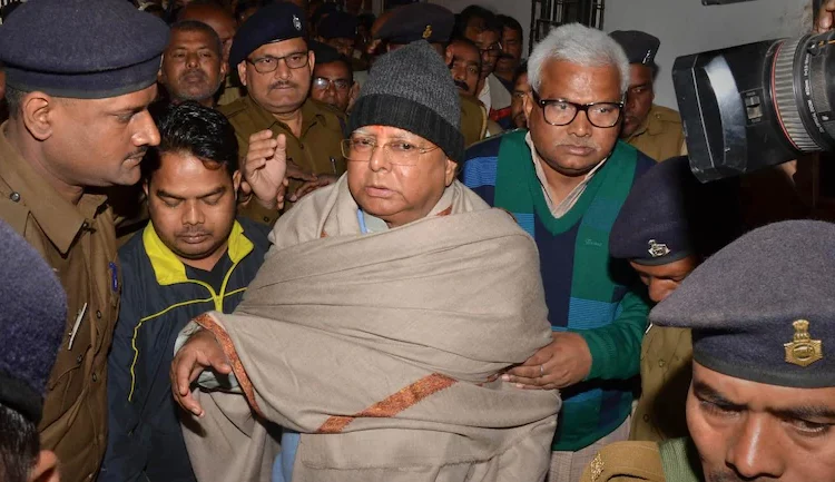 পুনৰ জে’ললৈ লালু : পশুখাদ্য গোচৰত ৫ বছৰৰ কাৰাদণ্ড, ৬০ লাখ জৰিমনা