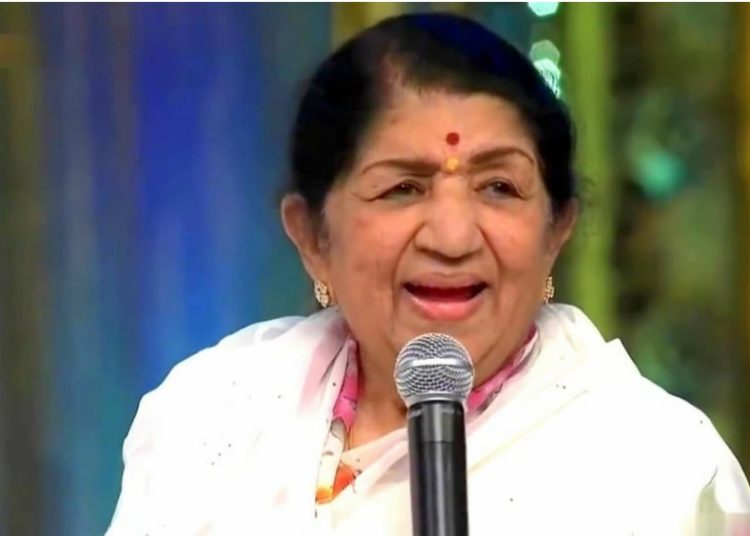 লতা মঙ্গেশকাৰৰ দৃষ্টিত শ্ৰেষ্ঠ গায়ক কোন? 1 প্রথম ৰেকর্ডিঙত ২৫ টকা উপাৰ্জন ‘লতা দিদি’ৰ!