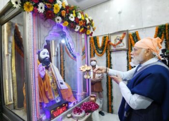 সন্ত ৰবিদাসৰ জন্মদিনত জুনজুনি বজাই কীর্তন গালে মোদীয়ে