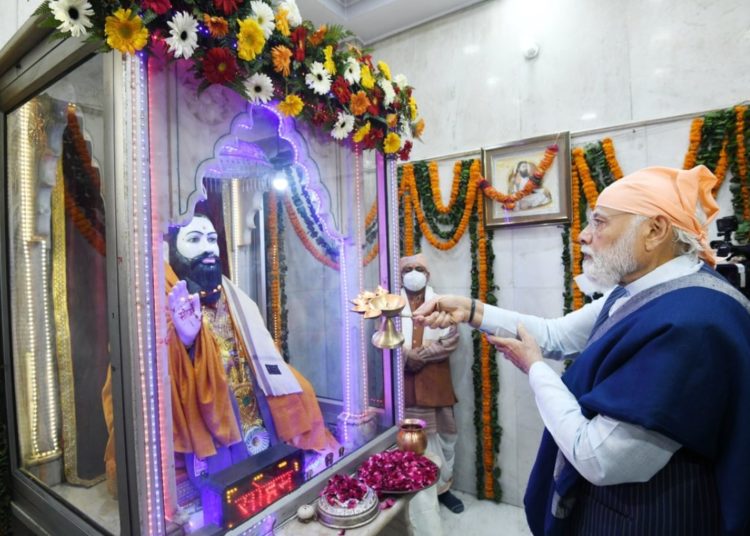 সন্ত ৰবিদাসৰ জন্মদিনত জুনজুনি বজাই কীর্তন গালে মোদীয়ে
