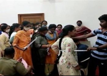 মহিলা আৰক্ষীৰ ইউনিফর্মৰ জোখ লৈছে পুৰুষ দৰ্জীয়ে! বিতর্কৰ জোৱাৰ নেট মাধ্যমত: