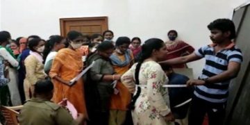 মহিলা আৰক্ষীৰ ইউনিফর্মৰ জোখ লৈছে পুৰুষ দৰ্জীয়ে! বিতর্কৰ জোৱাৰ নেট মাধ্যমত: