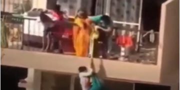 ৯ মহলাত পৰা কাপোৰ উঠাবলৈ ১০ মহলাৰ পৰা মাতৃয়ে শাৰীৰে ওলোমাই দিলে পুত্ৰক! চাওক ভিডিও
