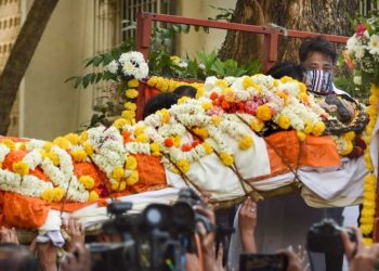 অন্তিম যাত্ৰাতো ক’লা চচমাই সংগী হ’ল বাপ্পি লাহিড়িৰ!