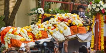 অন্তিম যাত্ৰাতো ক’লা চচমাই সংগী হ’ল বাপ্পি লাহিড়িৰ!
