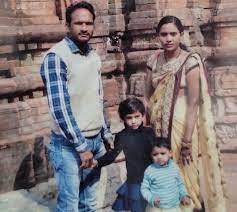 মাওবাদীয়ে অপহৰণ কৰা স্বামীক বিচাৰি কোঁচত শিশুকন্যাক লৈ অৰণ্যত পত্নী!
