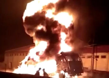 যোৰাবাটৰ ৰাজপথতে দাও দাও কৈ জ্বলিল ১২ চকীয়া ট্ৰাক