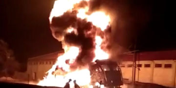 যোৰাবাটৰ ৰাজপথতে দাও দাও কৈ জ্বলিল ১২ চকীয়া ট্ৰাক