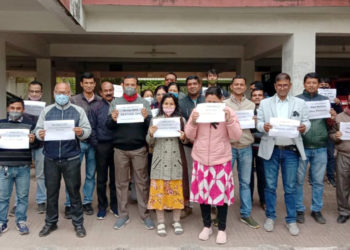 এনপিএছ আঁচনি বাতিলৰ দাবীত চৰকাৰী কৰ্মচাৰীৰ ‘ক’লা দিৱস’, ১ ঘণ্টীয়া কৰ্মবিৰতি পালন