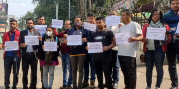 সাংবাদিকৰ ওপৰত আৰক্ষীৰ আক্ৰমণ : গুৱাহাটী প্ৰেছ ক্লাবত কৰ্তব্যৰত সাংবাদিকৰ প্ৰতিবাদ