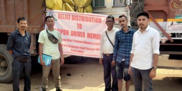 অসম -নাগালেণ্ড সীমান্তত আৱদ্ধ মণিপুৰৰ ট্ৰাক চালক সকলক কাৰবি আংলং মটৰ শ্ৰমিক আৰু চালক সন্থাৰ খাদ্য সামগ্ৰী বিতৰণ:
