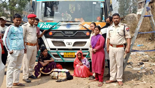 খটখটীত হেৰʼইনসহ দুই মহিলা আৰক্ষীৰ জালত 1 খটখটীত হেৰʼইনসহ দুই মহিলা আৰক্ষীৰ জালত