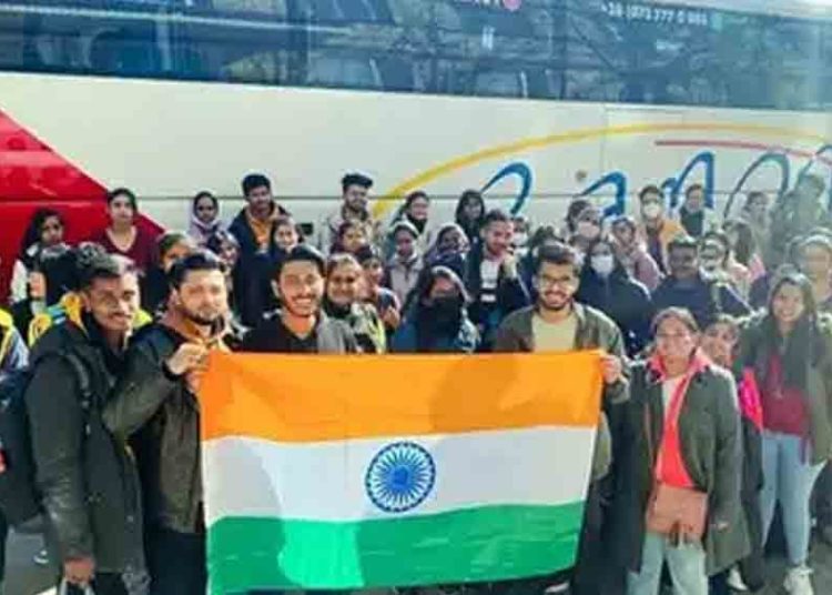পাকিস্তান আৰু তুৰস্কৰ শিক্ষাৰ্থীসকলক সীমান্ত পাৰ হোৱাত সহায় কৰিলে ভাৰতৰ ত্ৰিৰংগ পতাকাই 1 পাকিস্তান আৰু তুৰস্কৰ শিক্ষাৰ্থীসকলক সীমান্ত পাৰ হোৱাত সহায় কৰিলে ভাৰতৰ ত্ৰিৰংগ পতাকাই