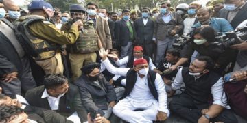 ভোট গণনাৰ ৪৮ ঘণ্টা পূৰ্বে বাৰাণসীত চুৰি হ’ল ইভিএম!‌ অভিযোগ অখিলেশৰ