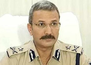 বিমানবন্দৰত আইপিএছ বিষয়াৰ বেগক লৈ হুলস্থুল, খুলি চাই সকলো হ’ল হতবাক!
