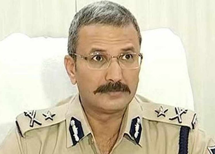 বিমানবন্দৰত আইপিএছ বিষয়াৰ বেগক লৈ হুলস্থুল, খুলি চাই সকলো হ’ল হতবাক!