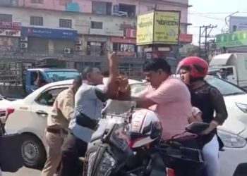 গুৱাহাটীত মটৰ চাইকেল আৰোহীক প্ৰহাৰ কৰা আৰক্ষী জোঁৱানক নিলম্বন