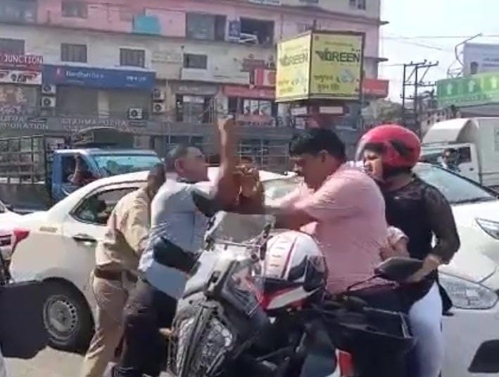 গুৱাহাটীত মটৰ চাইকেল আৰোহীক প্ৰহাৰ কৰা আৰক্ষী জোঁৱানক নিলম্বন