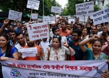সৰ্বশিক্ষা মিছন সঞ্চালকালয় ঘেৰাও কৰিবলৈ অহা টেট উৰ্ত্তীণ শিক্ষকক বিভিন্ন স্থানত আৰক্ষীৰ বাধা