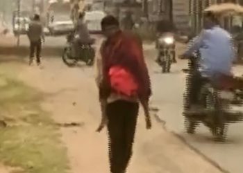 গাড়ী নাই, জীয়াৰীৰ মৃতদেহ কান্ধত লৈ ১০ কিলোমিটাৰ খোজকাঢ়িলে শোকত বিহ্বল পিতৃয়ে!