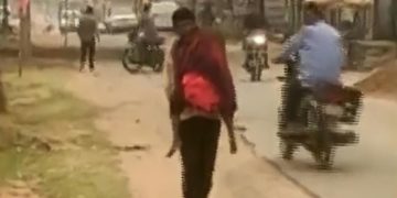 গাড়ী নাই, জীয়াৰীৰ মৃতদেহ কান্ধত লৈ ১০ কিলোমিটাৰ খোজকাঢ়িলে শোকত বিহ্বল পিতৃয়ে!