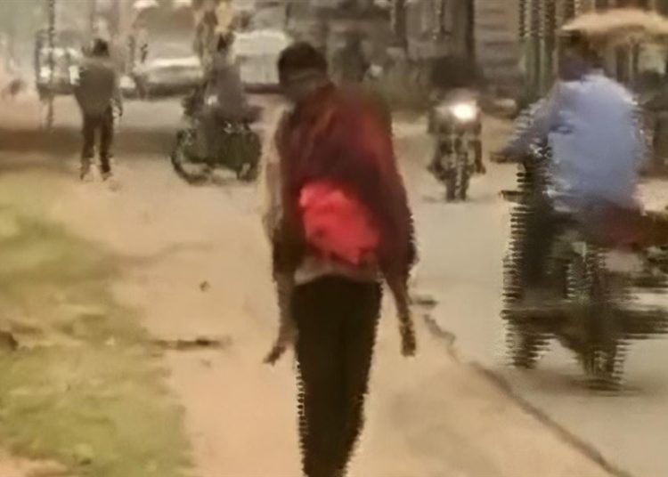 গাড়ী নাই, জীয়াৰীৰ মৃতদেহ কান্ধত লৈ ১০ কিলোমিটাৰ খোজকাঢ়িলে শোকত বিহ্বল পিতৃয়ে! 1 গাড়ী নাই, জীয়াৰীৰ মৃতদেহ কান্ধত লৈ ১০ কিলোমিটাৰ খোজকাঢ়িলে শোকত বিহ্বল পিতৃয়ে!