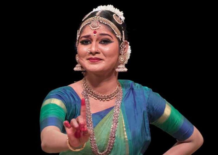 হিন্দু নোহোৱা বাবেই কেৰালাৰ মন্দিৰত নৃত্য পৰিবেশনৰ অনুমতি নিদিলে ভৰত নাট্যম শিল্পী মনচিয়া ভি পিকঃ 1 হিন্দু নোহোৱা বাবেই কেৰালাৰ মন্দিৰত নৃত্য পৰিবেশনৰ অনুমতি নিদিলে ভৰত নাট্যম শিল্পী মনচিয়া ভি পিকঃ